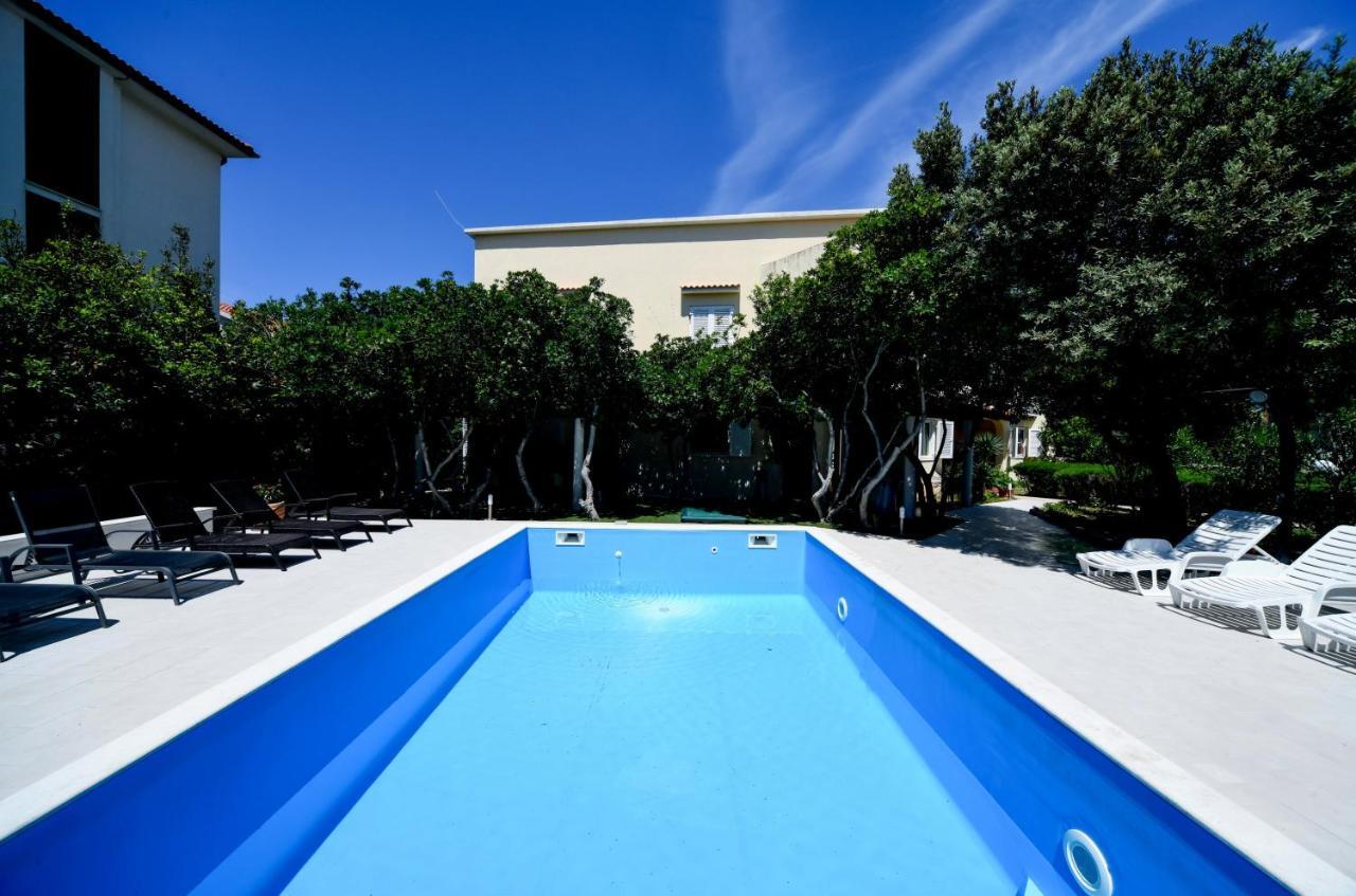 Apartments Dvori Novalja Exterior photo
